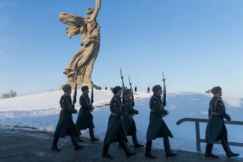Binh sỹ Nga diễu hành kỷ niệm 75 năm chiến thắng lịch sử Stalingrad tại Volgograd, ngày 2/2. (Nguồn: THX/ TTXVN)