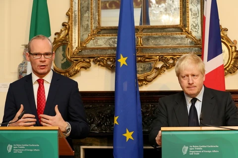 Ngoại trưởng Anh Boris Johnson (phải) và Ngoại trưởng CH Ireland Simon Coveney trong cuộc họp báo chung tại Dublin (Ireland) ngày 17/11/2017. (Nguồn: AFP/ TTXVN)
