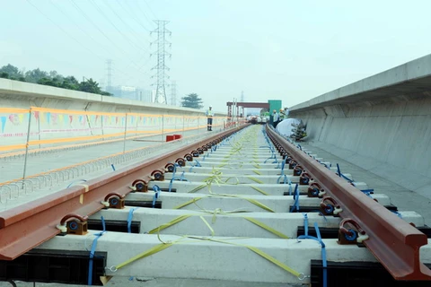Hệ thống ray đầu tiên được lắp đặt trên tuyến Metro số 1 Bến Thành-Suối Tiên. (Ảnh: Mạnh Linh/TTXVN)