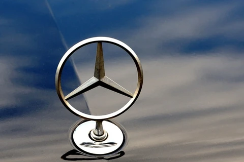 Biểu tượng của hãng Mercedes-Benz thuộc tập đoàn Daimler gắn trên ôtô tại Bailleul, Pháp ngày 27/8/2013. (Nguồn: AFP/TTXVN)