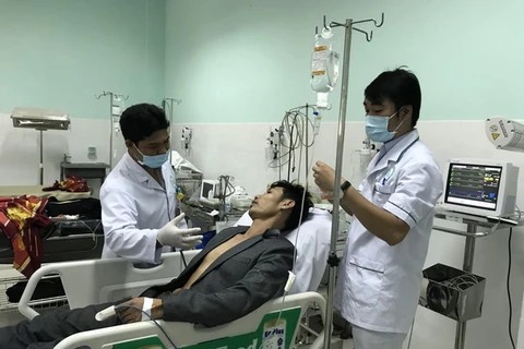Các nạn nhân đang được cấp cứu tại Bệnh viện Đa khoa tỉnh Kon Tum. (Ảnh: Cao Nguyên/TTXVN)