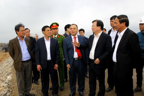 Phó Thủ tướng Trịnh Đình Dũng tại nhà máy sản xuất ôtô VinFast. (Ảnh: Hoàng Ngọc/TTXVN)