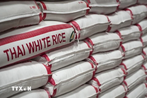 Gạo được đóng gói chờ xuất khẩu tại một nhà máy ở Bangkok. (Nguồn: AFP/TTXVN)