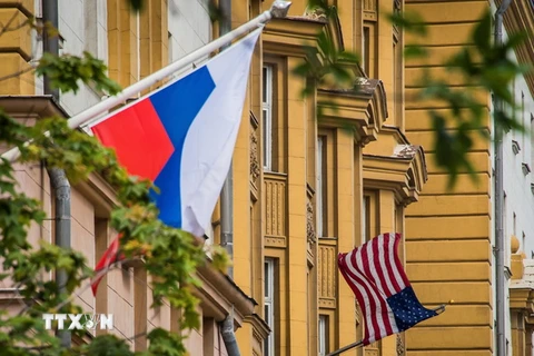Quốc kỳ Nga (trái) và quốc kỳ Mỹ tại sứ quán Mỹ ở Moskva ngày 31/7/2017. (Nguồn: AFP/TTXVN)