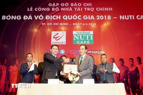 Đại diện VPF và NutiFood tại lễ công bố nhà tài trợ. (Ảnh: Quang Nhựt/TTXVN)