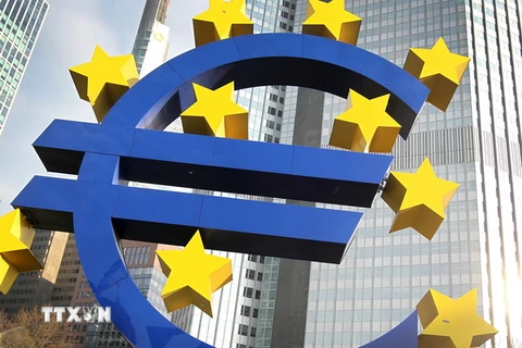 Biểu tượng đồng euro trước trụ sở cũ của ECB ở Frankfurt, Đức, ngày 7/2. (Nguồn: AFP/TTXVN)