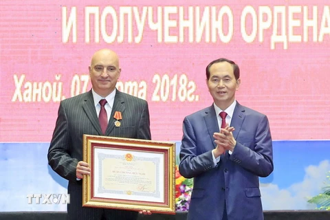 Chủ tịch nước Trần Đại Quang trao Huân chương Hữu nghị cho ông Andrey Kuznetsov, Tổng Giám đốc phía Nga của Trung tâm Nhiệt đới Việt-Nga. (Ảnh: Nhan Sáng/TTXVN)