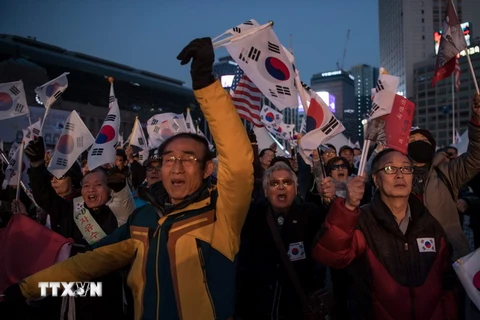 Hàng chục nghìn người Hàn Quốc xuống đường ở thủ đô Seoul biểu tình phản đối Tổng thống Park Geun-Hye ngày 4/3/2017. (Nguồn: AFP/TTXVN)