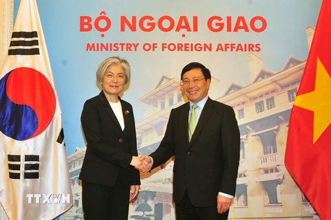Phó Thủ tướng, Bộ trưởng Ngoại giao Phạm Bình Minh đón và hội đàm với Bộ trưởng Ngoại giao Hàn Quốc Kang Kyung Wha. (Ảnh: Nguyễn Khang/TTXVN)