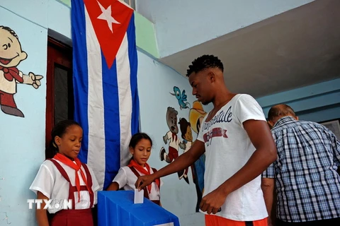 Cử tri Cuba bỏ phiếu tại điểm bầu cử địa phương và Quốc hội vòng 1 ở Havana ngày 26/11/2017. (Nguồn: AFP/ TTXVN)