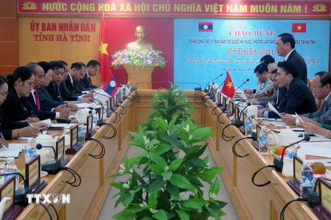 Đoàn công tác của Ủy ban dân tộc Quốc hội Lào sang thăm, làm việc tại Hà Tĩnh. (Ảnh Công Tường/TTXVN)