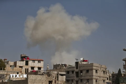 Khói bốc lên sau các cuộc giao tranh ở Đông Ghouta, Syria ngày 6/3. (Nguồn: AFP/TTXVN)