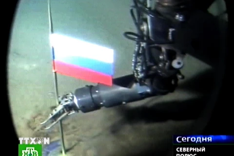 Cánh tay robot của tàu lặn siêu nhỏ Mir-1 cắm cờ Liên bang Nga ở đáy Bắc cực, dưới độ sâu 4261m, ngày 3/8/2007. (Nguồn: AFP/ TTXVN)