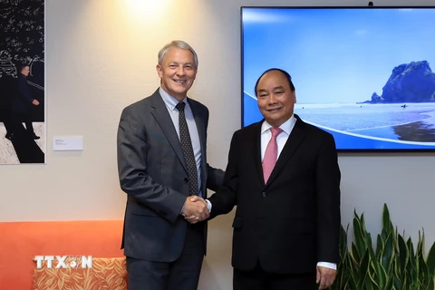 Thủ tướng Nguyễn Xuân Phúc gặp Thị trưởng Auckland, New Zealand Phil Goff. (Ảnh: Thống Nhất/TTXVN)