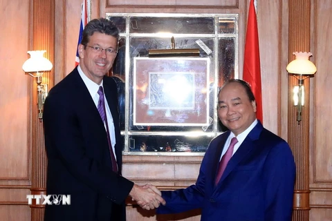 Thủ tướng Nguyễn Xuân Phúc tiếp Giám đốc điều hành Tập đoàn Fonterra, ông Lukas Paravicini. (Ảnh: Thống Nhất/TTXVN)