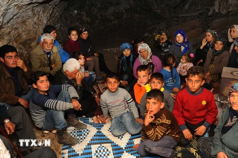 Người Kurd sống tạm trong các hang động tránh chiến dịch quân sự của Thổ Nhĩ Ky tại Afrin, Syria ngày 8/2. (Nguồn: THX/ TTXVN)
