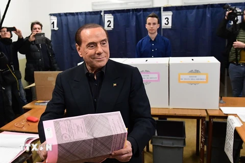 Cựu Thủ tướng Italy Silvio Berlusconi tại điểm bầu cử ở Milan ngày 4/3. (Nguồn: THX/TTXVN)