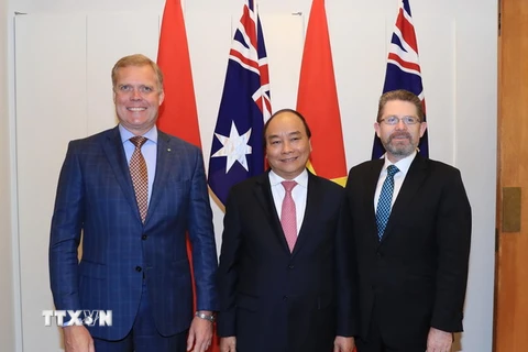 Thủ tướng Nguyễn Xuân Phúc hội kiến Chủ tịch Thượng viện Australia Tony Smith và Chủ tịch Hạ viện Australia Scott Ryan. (Ảnh: Thống Nhất/TTXVN)