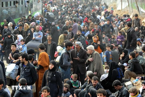 Người dân sơ tán khỏi thị trấn Hamouriyeh, Đông Ghouta, Syria ngày 15/3. (Nguồn: THX/TTXVN)