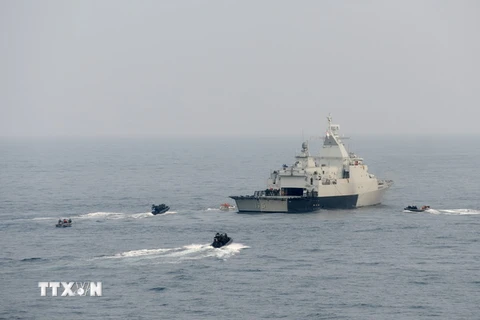 Binh sỹ Trung Quốc và Malaysia diễn tập tình huống giải cứu tàu bị bọn cướp biển tấn công trong cuộc tập trận tại Eo biển Malacca. (Nguồn: THX/TTXVN
