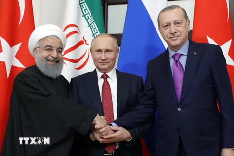 Tổng thống Iran Hassan Rouhani, Tổng thống Nga Vladimir Putin và Tổng thống Thổ Nhĩ Kỳ Tayyip Erdogan tại hội nghị thượng đỉnh ba bên về vấn đề Syria ở Sochi, Nga ngày 22/11/2017. (Nguồn: AFP/TTXVN)