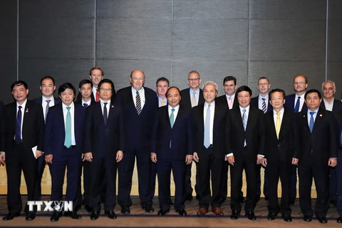 Thủ tướng Nguyễn Xuân Phúc làm việc với các nhà đầu tư tài chính Australia. (Ảnh: Thống Nhất/TTXVN)
