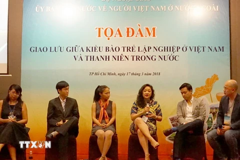 Việt kiều trẻ đang lập nghiệp tại Việt Nam tham gia giao lưu tại chương trình. (Ảnh: Thu Hoài/ - TTXVN)