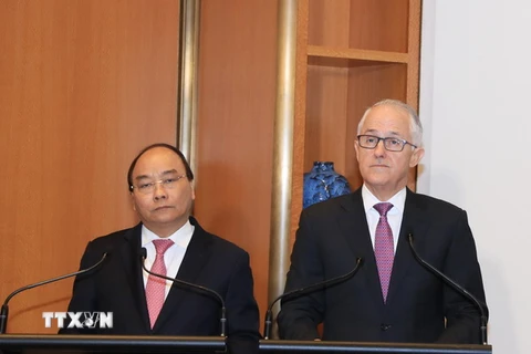 Thủ tướng Nguyễn Xuân Phúc và Thủ tướng Australia Malcolm Turnbull gặp gỡ báo chí sau Lễ đón chính thức và hội đàm. (Ảnh: Thống Nhất/TTXVN)