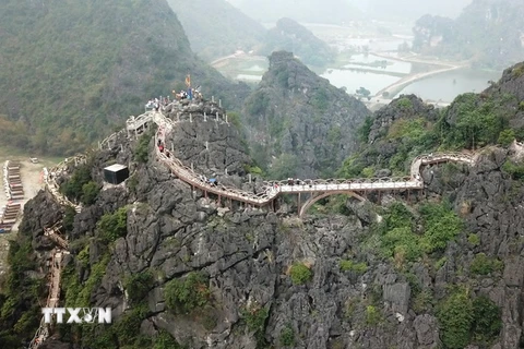 Chiếc cầu kiên cố bắc từ đỉnh núi này qua đỉnh núi khác để làm đường đi cho khách. (Ảnh: Minh Đức/TTXVN)