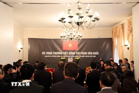 Cán bộ, nhân viên Đại sứ quán, cộng đồng người Việt, các hội đoàn và hội lưu học sinh tại Đức viếng nguyên Thủ tướng Phan Văn Khải. (Ảnh: Thanh Bình/TTXVN)