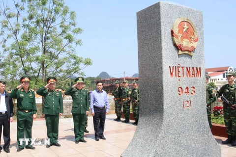 Khảo sát tại cột mốc số 943 (2), nơi sẽ diễn ra Lễ chào cột mốc trong giao lưu hữu nghị Quốc phòng biên giới Việt Nam-Trung Quốc lần thứ 5. (Ảnh: Chu Hiệu/TTXVN)
