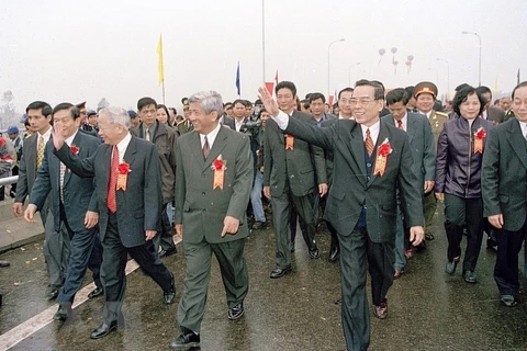 Thủ tướng Phan Văn Khải dự khánh thành cầu Tân Đệ qua sông Hồng, nối liền hai tỉnh Thái Bình và Nam Định, ngày 8/2/2002. (Ảnh: Thế Thuần/TTXVN)