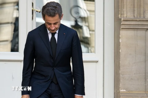 Cựu Tổng thống Pháp Nicolas Sarkozy rời một tòa nhà tại Paris ngày 25/3/2013. (Nguồn: AFP/ TTXVN)