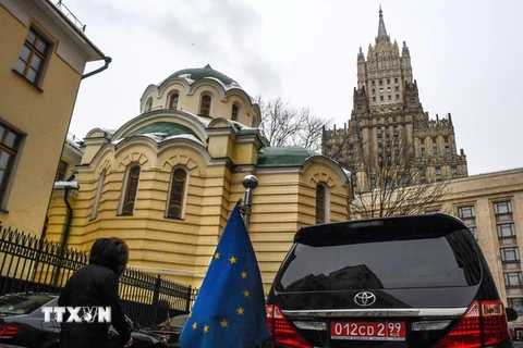 Cờ EU bên ngoài trụ sở Bộ Ngoại giao Nga tại Moskva ngày 21/3. (Nguồn: AFP/TTXVN)