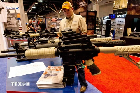 Các loại súng được trưng bày tại triển lãm của Hiệp hội súng trường quốc gia tại St. Louis, Missouri ngày 14/4. (Nguồn: AFP/ TTXVN)