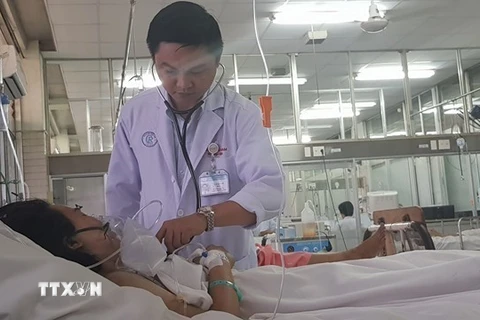 Một nạn nhân đang được cấp cứu tại Bệnh viện Chợ Rẫy. (Ảnh: Đinh Hằng/TTXVN)