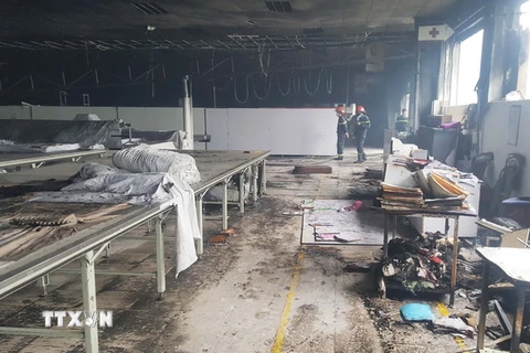 Hiện trường sau vụ cháy tại một góc xưởng của Công ty TNHH Vina Korea. (Ảnh Nguyễn Trọng Lịch/TTXVN)