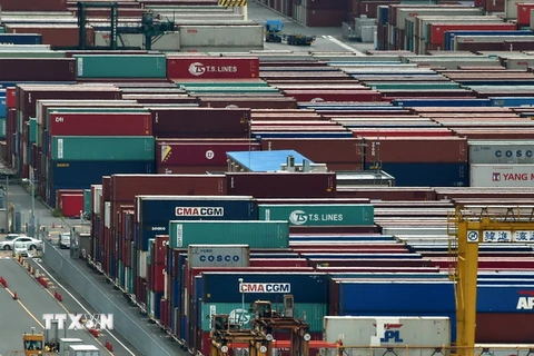 Bốc dỡ hàng hóa tại cảng Tokyo . (Nguồn: AFP/TTXVN)