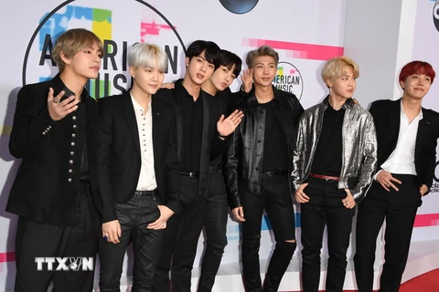 Ban nhạc BTS tại Lễ trao giải âm nhạc Mỹ ở Los Angeles, California ngày 19/11/2017. (Nguồn: AFP/TTXVN)