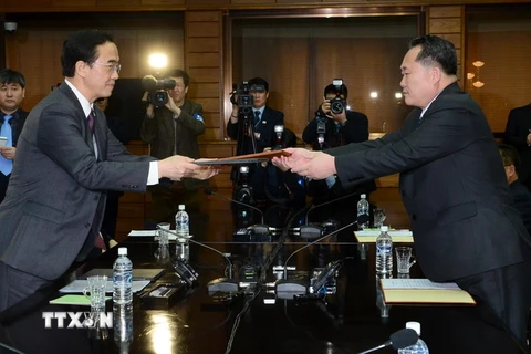 Bộ trưởng Thống nhất Hàn Quốc Cho Myoung-gyon (trái, phía trước) và Chủ tịch Ủy ban Thống nhất Hòa bình Triều Tiên Ri Son-gwon (phải, phía trước) tại cuộc đối thoại cấp cao liên Triều ở làng đình chiến Panmunjom ngày 29/3. (Nguồn: YONHAP/TTXVN)
