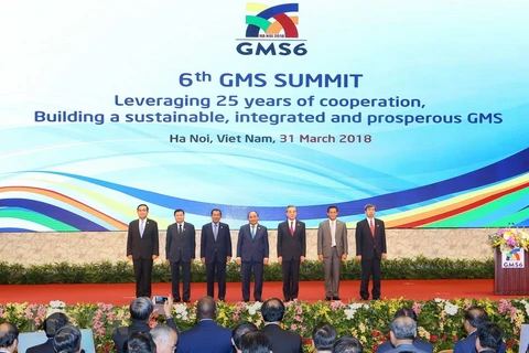 Thủ tướng Nguyễn Xuân Phúc và các Trưởng đoàn chụp ảnh chung. (Ảnh: TTXVN)