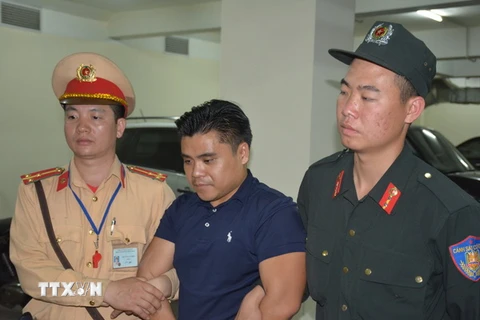 Đối tượng Phan Tha Vong bị lực lượng chức năng bắt giữ. (Ảnh: Trung Nguyên/TTXVN)