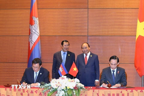 Hai Thủ tướng chứng kiến Lễ ký Biên bản cuộc họp giữa Chủ tịch Ủy ban liên hợp phân giới cắm mốc biên giới đất liền Việt Nam-Campuchia. (Ảnh: TTXVN)