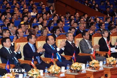 Thủ tướng Nguyễn Xuân Phúc (thứ ba từ trái sang) và các trưởng đoàn tham dự phiên họp. (Ảnh: TTXVN)