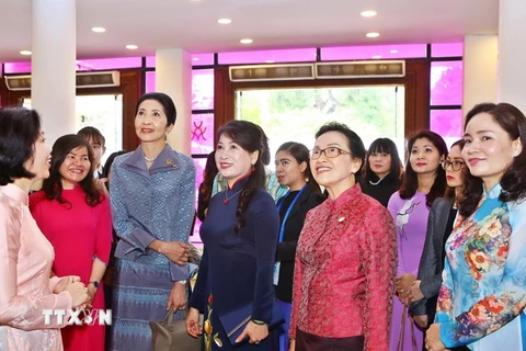 Bà Trần Nguyệt Thu, Phu nhân Thủ tướng Chính phủ Nguyễn Xuân Phúc và Phu nhân các Trưởng đoàn tham quan Bảo tàng Phụ nữ Việt Nam. (Ảnh: TTXVN)