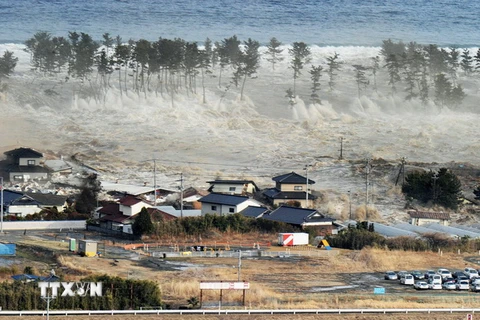Sóng thần nhấn chìm khu dân cư tại Natori, quận Miyagi ngày 11/3/2011. (Nguồn: Kyodo/TTXVN)