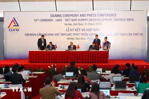 Ba thủ tướng ký kết Tuyên bố chung Hội nghị Cấp cao hợp tác Khu vực Tam giác phát triển Campuchia-Lào-Việt Nam (CLV) lần thứ 10 trước sự chứng kiến của các cơ quan báo chí trong nước và quốc tế. (Ảnh: TTXVN)