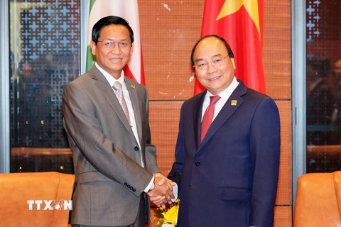 Thủ tướng Nguyễn Xuân Phúc tiếp Phó Tổng thống Myanmar U Henry Van Thio nhân dịp sang Việt Nam dự Hội nghị Thượng đỉnh hợp tác Tiểu vùng Mekong mở rộng (GMS) lần thứ 6. (Ảnh: TTXVN)
