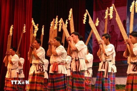 Các nghệ sỹ biểu diễn với Khèn. (Nguồn: Vientiane Times/TTXVN)
