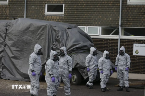 Cảnh sát Anh điều tra tại hiện trường vụ cựu điệp viên người Nga Sergei Skripal và con gái ở Salisbury bị đầu độc. (Nguồn: AFP/TTXVN)